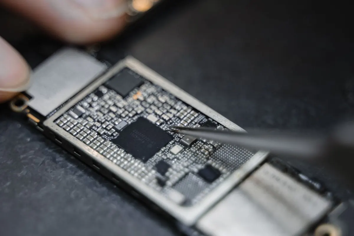 Pinzas sobre la placa de un celular