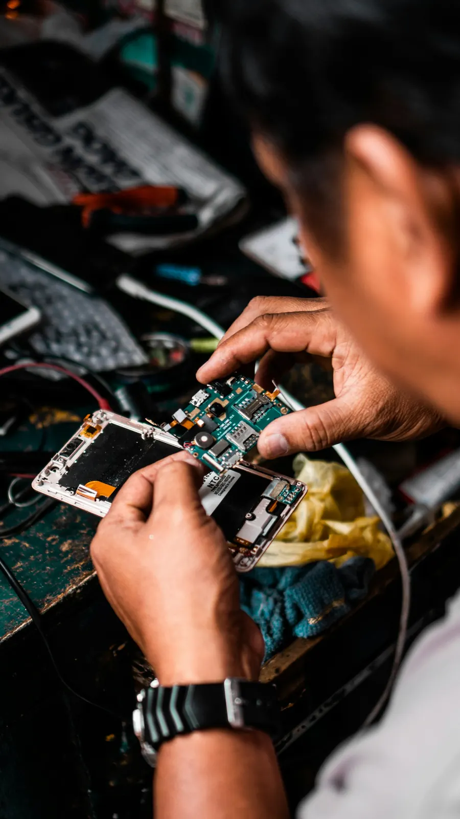 Técnico trabajando sobre la placa de un celular